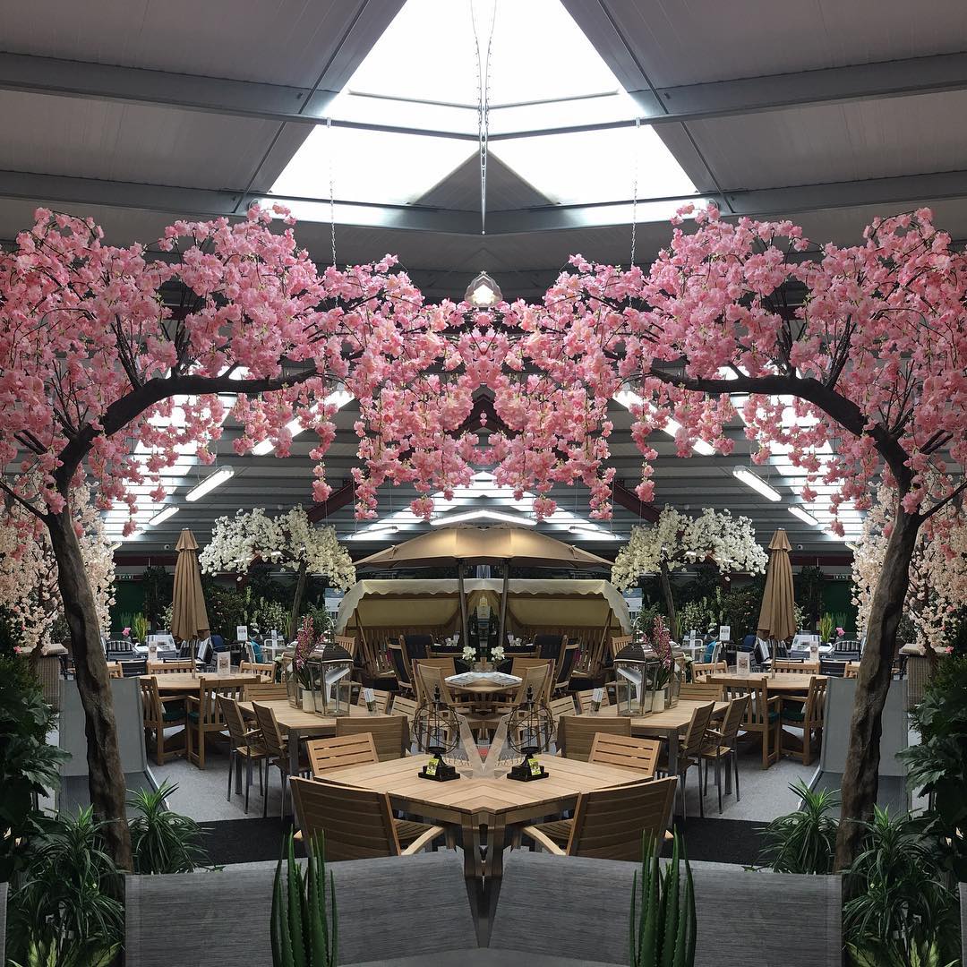 門店內裝飾這樣的仿真樹，確是不錯的選擇
